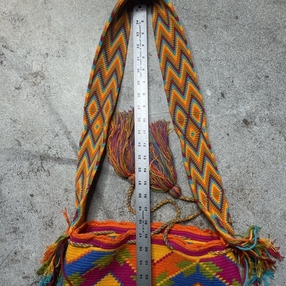 Wayuu tribal handmade vibrant colorful woven shoulder bag. - Picture 6 of 6